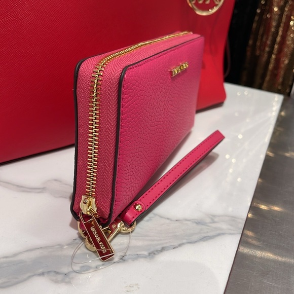 MICHAEL KORS
Leather Continental Wristlet Phone Case Wallet 
Electric Pink 
NWT - Picture 7 of 16